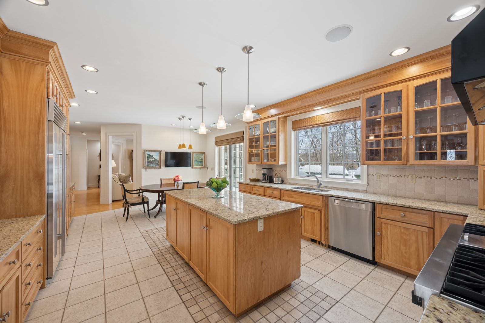 Kitchen with large island